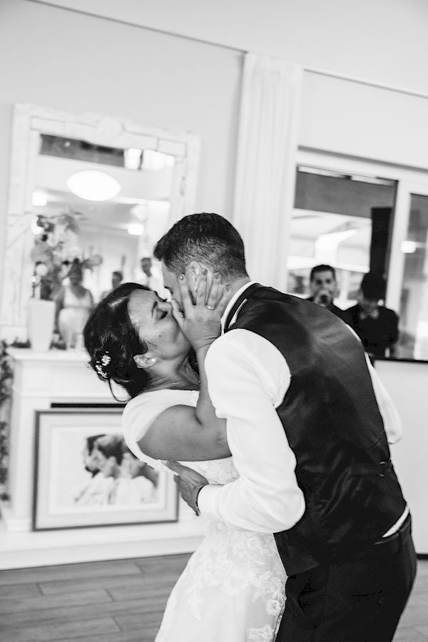 servizio fotografico matrimonio a Cornaredo - baci e balli