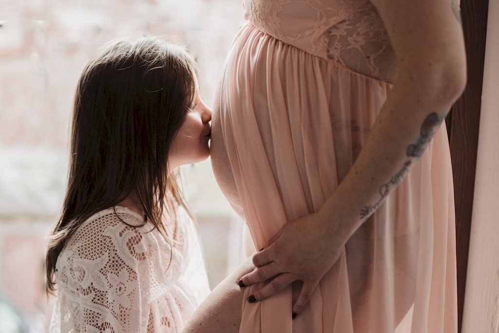 servizio fotografico gravidanza - bacio pancia